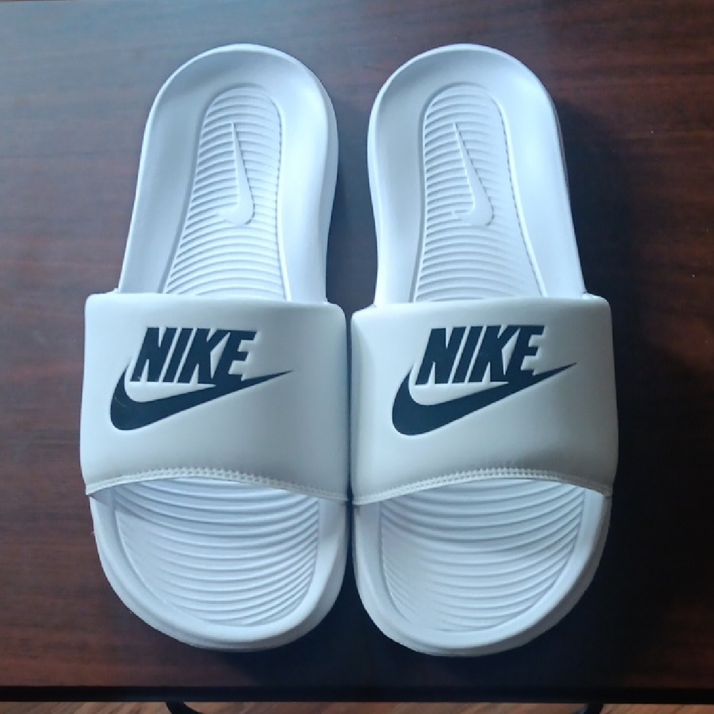 Pre-Owned, Men's 11/Women's 12 Nike White and Black Slides
